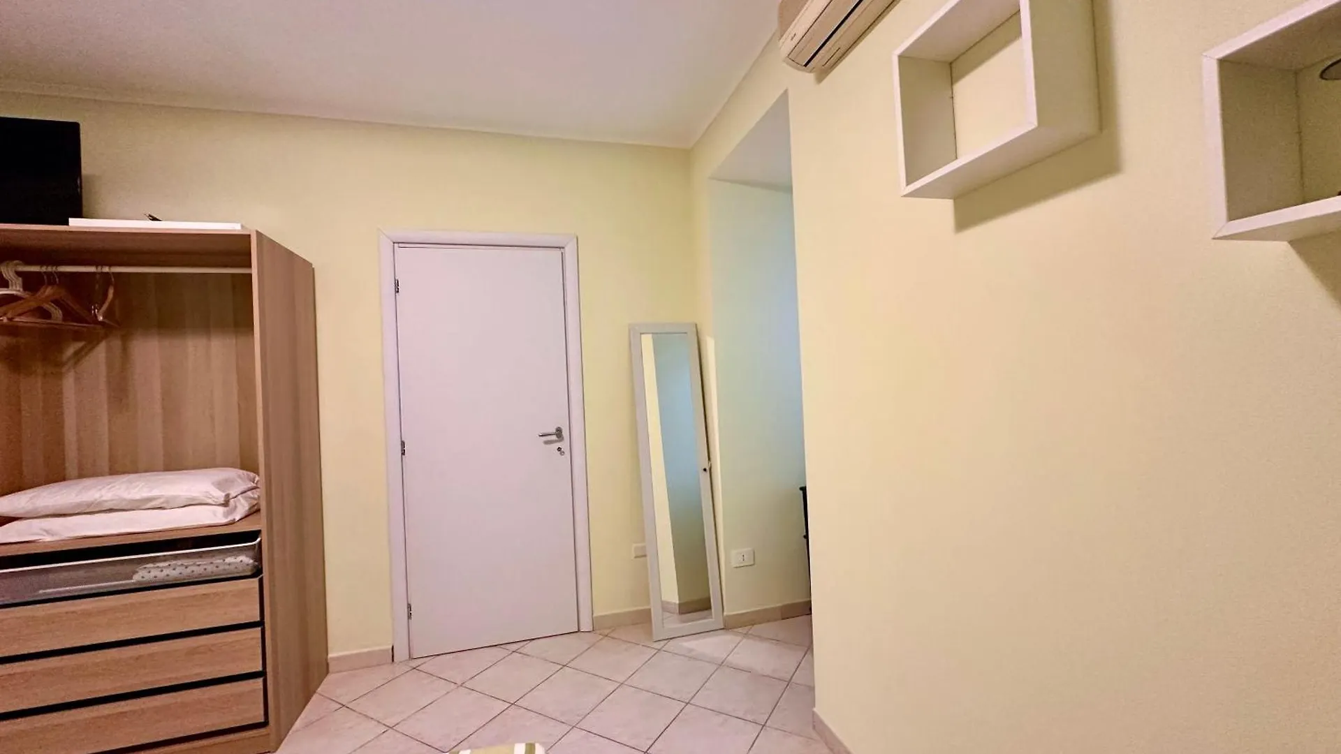 Life In Naples Apartment 0*,